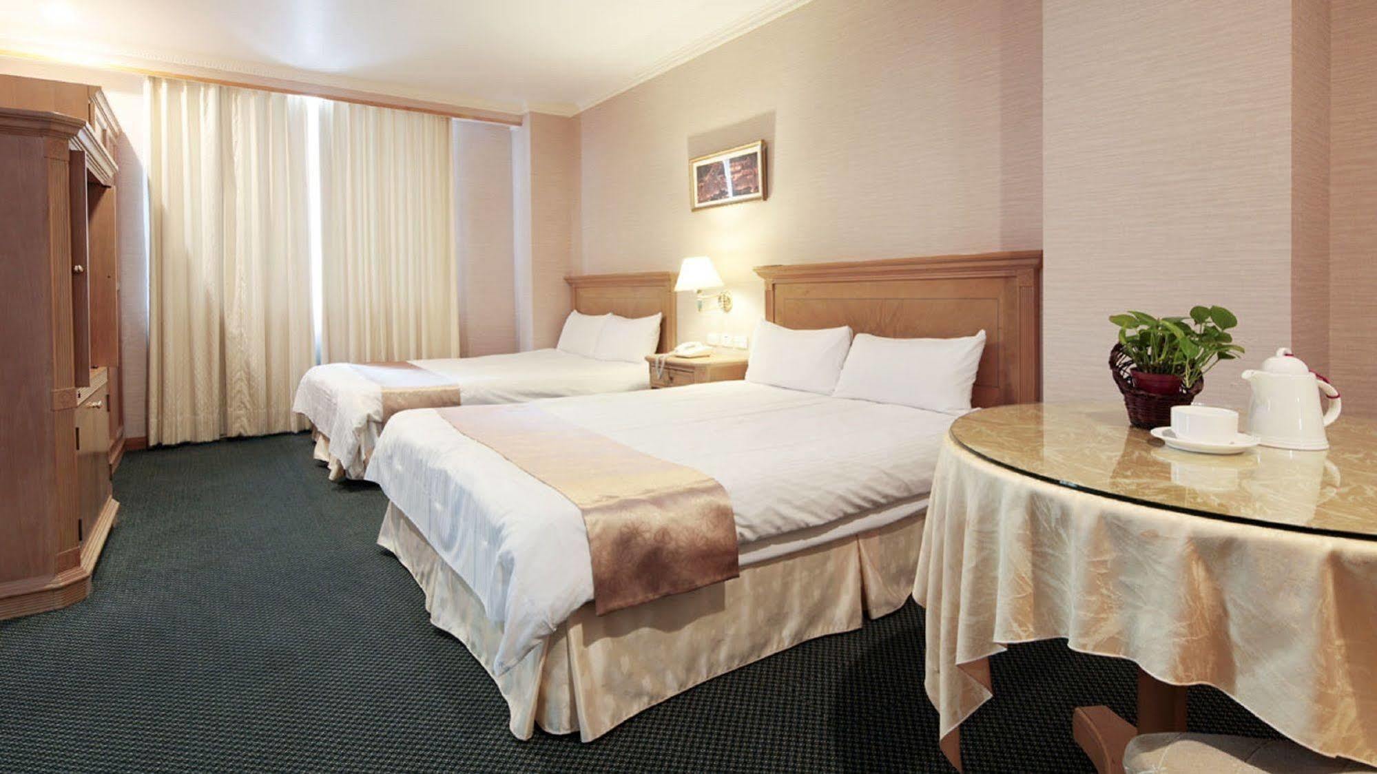 Cambridge Hotel - Yung Kang Yongkang Bagian luar foto