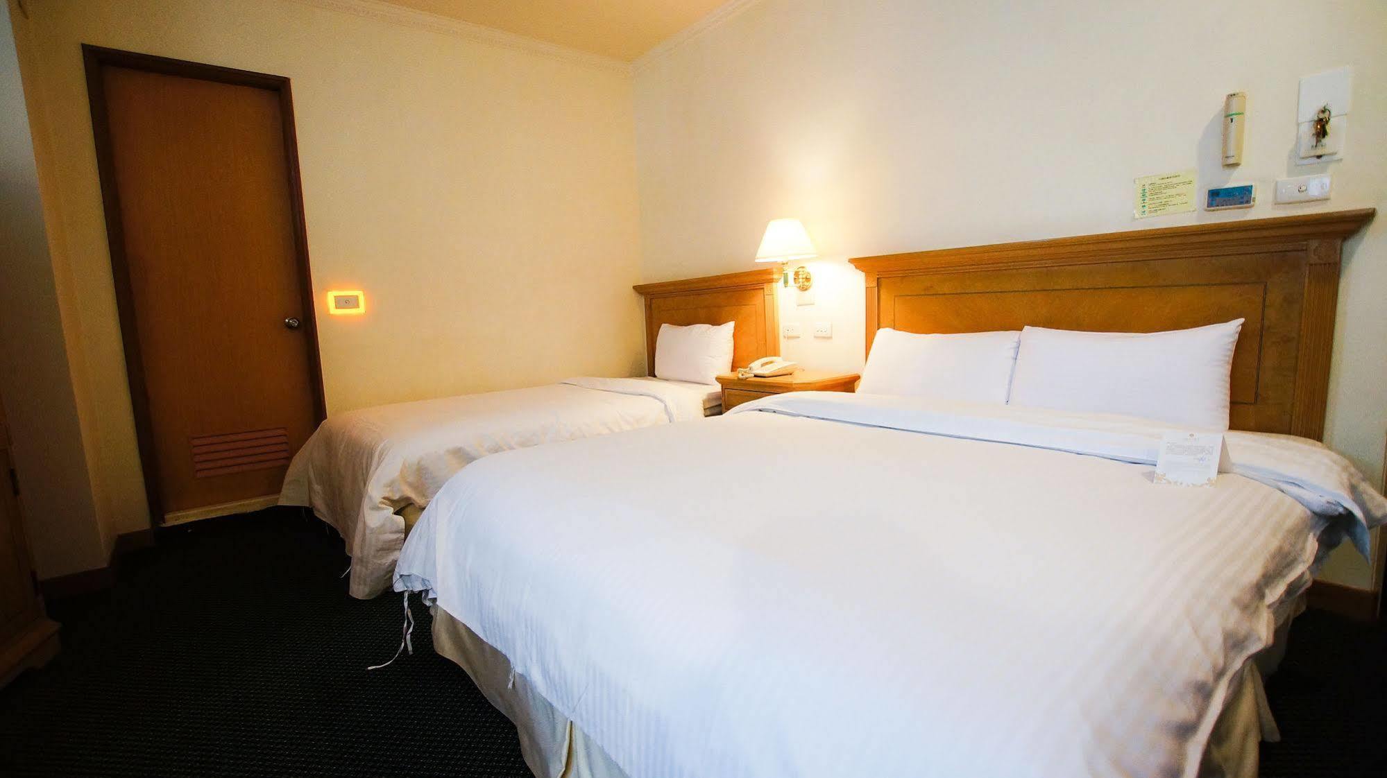 Cambridge Hotel - Yung Kang Yongkang Bagian luar foto